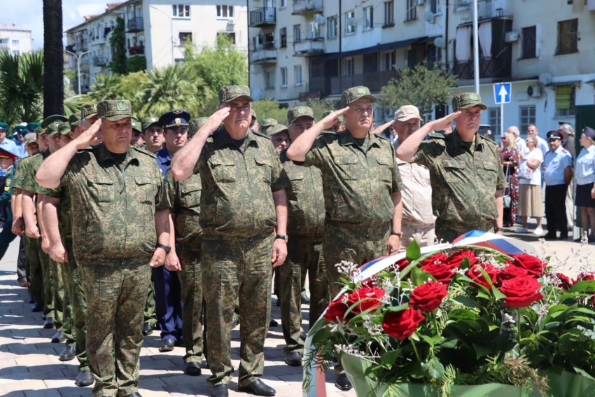К Дню миротворца: в Сухуме почтили память российских военнослужащих