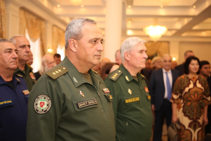 Министр обороны Республики Абхазия принял участие в торжественном приеме по случаю Дня России