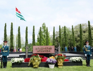 Министр обороны генерал-полковник Владимир Ануа возложил цветы к могиле первого президента Владислава Ардзинба.