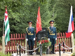 Министр обороны, генерал-полковник Владимир Ануа принял участие в церемонии открытия памятника 12-ти советским воинам, павшим в боях в окрестностях Санчарского перевала с. Псху Сухумского района во время Великой Отечественной войны.