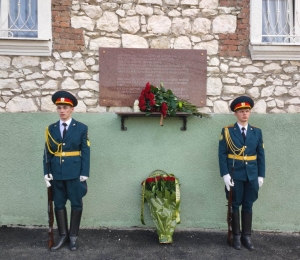 Военнослужащие Министерства обороны приняли участие в церемонии открытия мемориальной доски в память о курсантах военно-пехотного училища, погибших в Великой Отечественной войне.