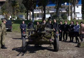 Ученики старших классов средней школы №1 с. Алахадзы Гагрского района посетили Сухумское высшее общевойсковое командное училище и музей Вооруженных Сил Республики Абхазия.