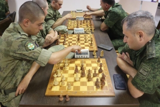 Армия и спорт: За шахматной доской.