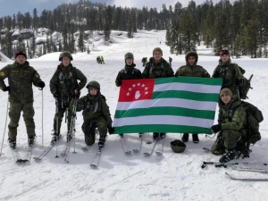 Команда Министерства обороны Республики Абхазия готовится к международному этапу конкурса по ски-альпинизму «Саянский марш» в Центре военно-спортивной подготовки ЦВО Ергаки.