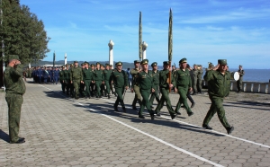 Тренировка военного парада, посвящённого  76-летию Победы в Великой Отечественной войне 1941 – 1945 гг. прошла в Сухуме на набережной Махаджиров.