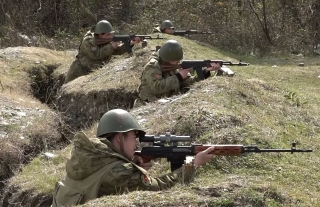 В Вооруженных Силах прошли ротно-тактические учения с боевой стрельбой