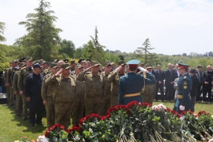 Министр обороны, генерал-полковник Владимир Ануа возложил цветы к мемориалу Владислава Ардзинба