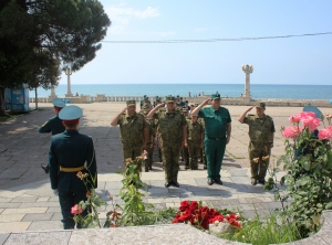 Военнослужащие Вооруженных Сил почтили память воинов Великой Отечественной войны.