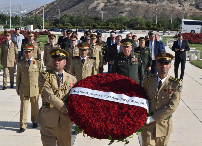 Министр обороны генерал-полковник Владимир Ануа возложил цветы к могиле Неизвестного солдата в Дамаске